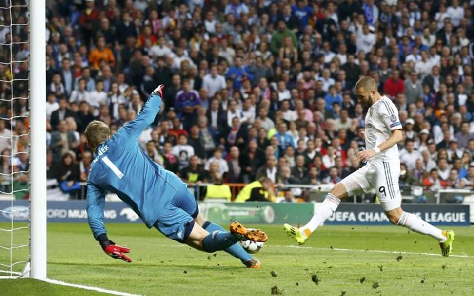 Al primo affondo, il Real passa: tap-in di Benzema al 19&#39; su assist di Fabio Coentrao. Action Images